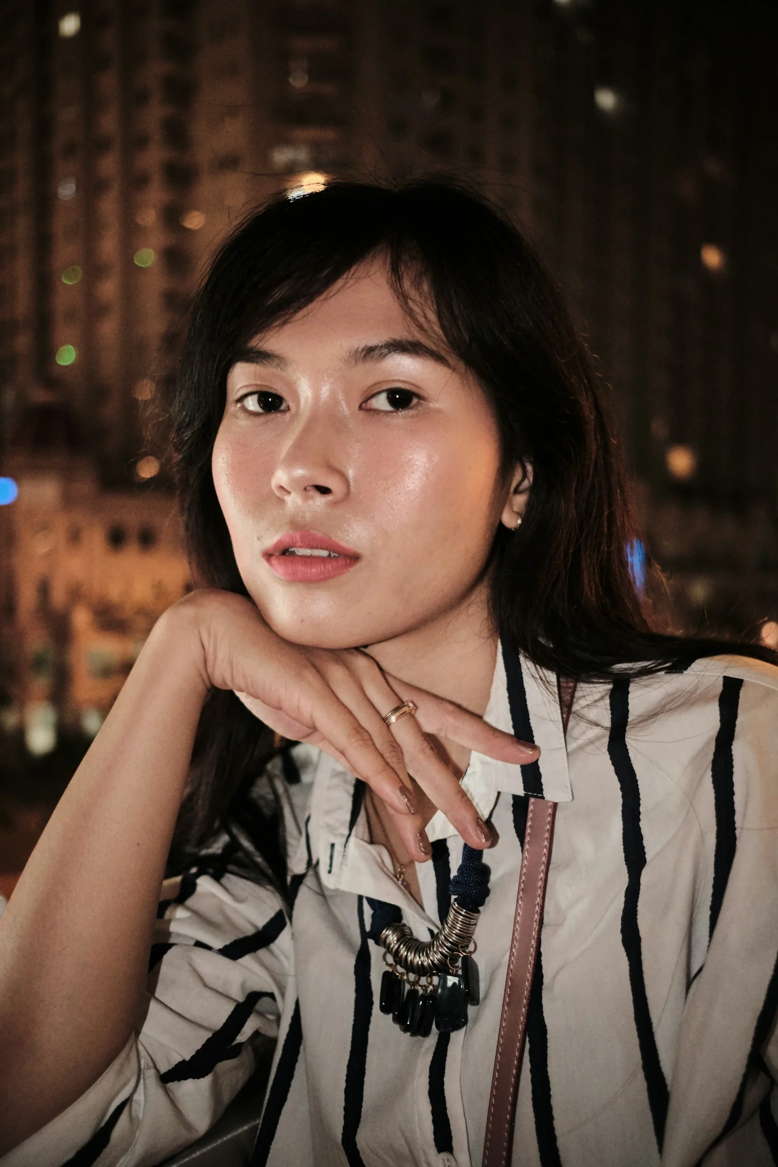 身穿黑白条纹翻领上衣的女人