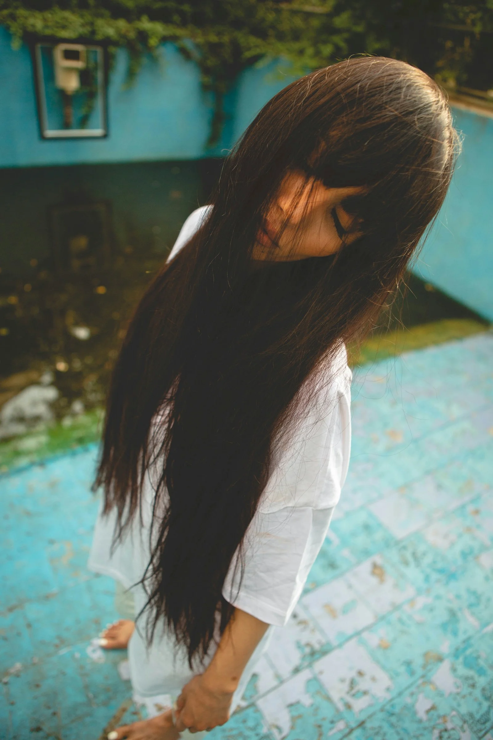 身穿白色T恤的女子的特写摄影