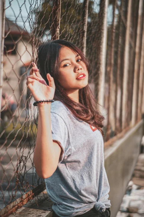 一位女人倚靠在栅栏上抬头仰望