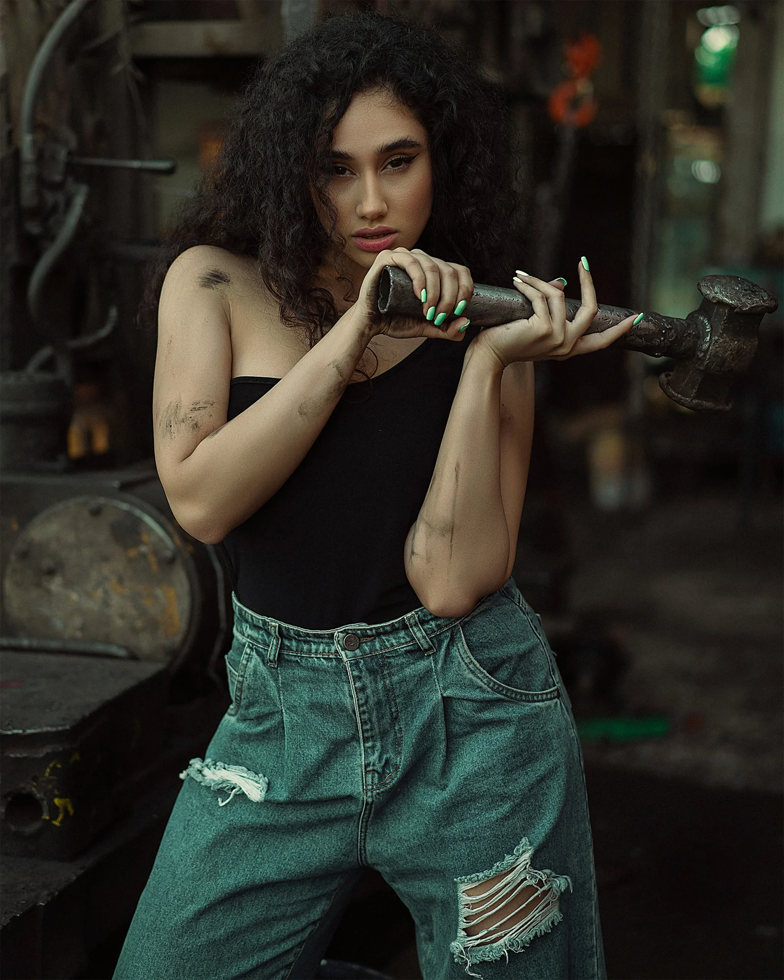 一個拿著麥克風的女人