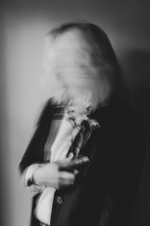 穿黑色長袖上衣的女子