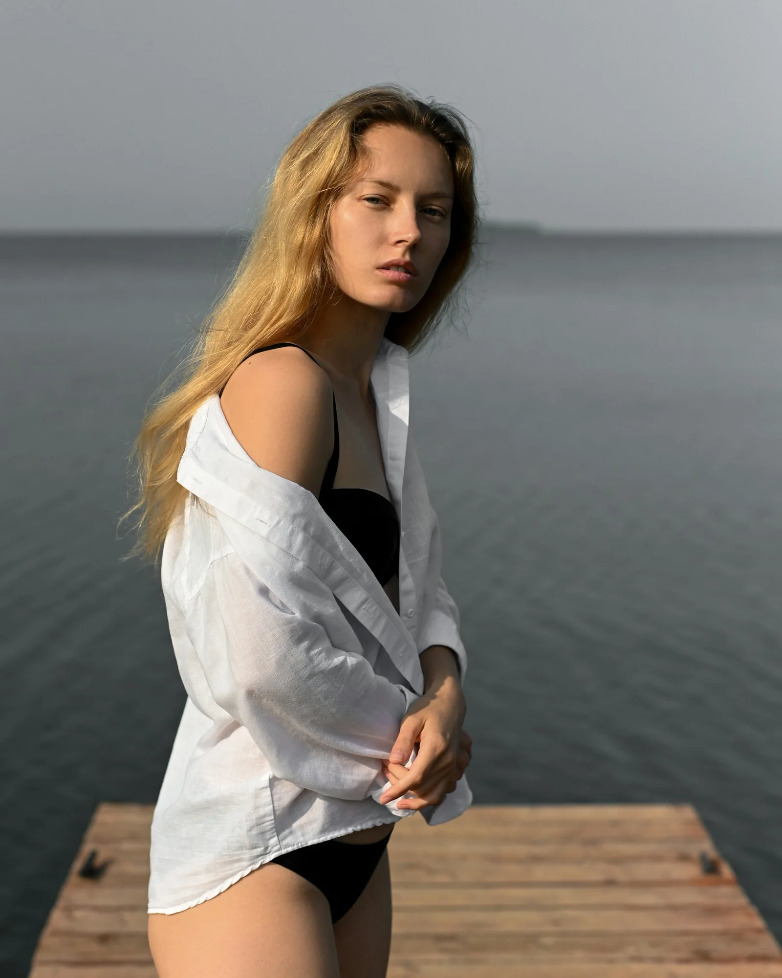 写真のためにポーズをとる女性
