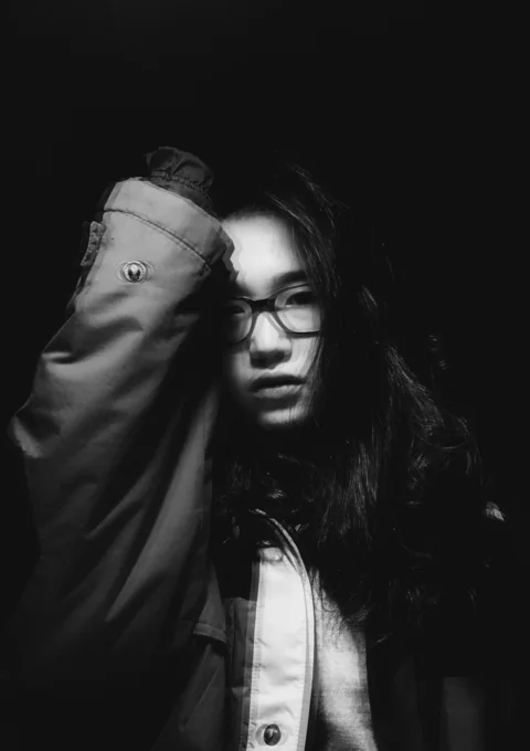 身穿夹克的女子灰度摄影