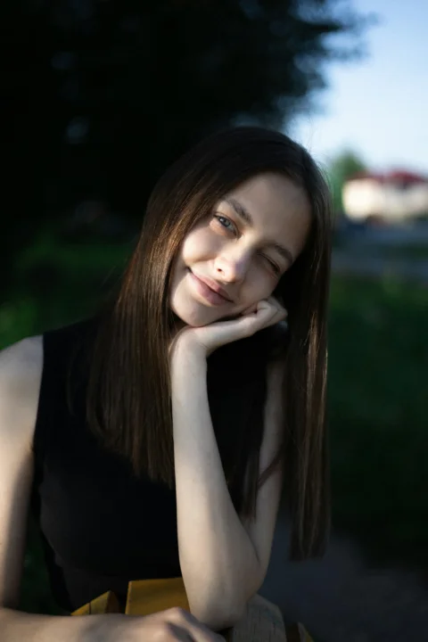 一位年轻女子俏皮地眨着眼睛