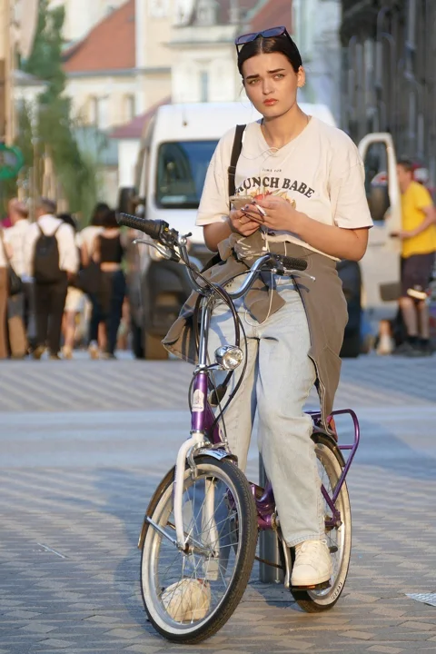 女人、臉龐、腳踏車、街頭