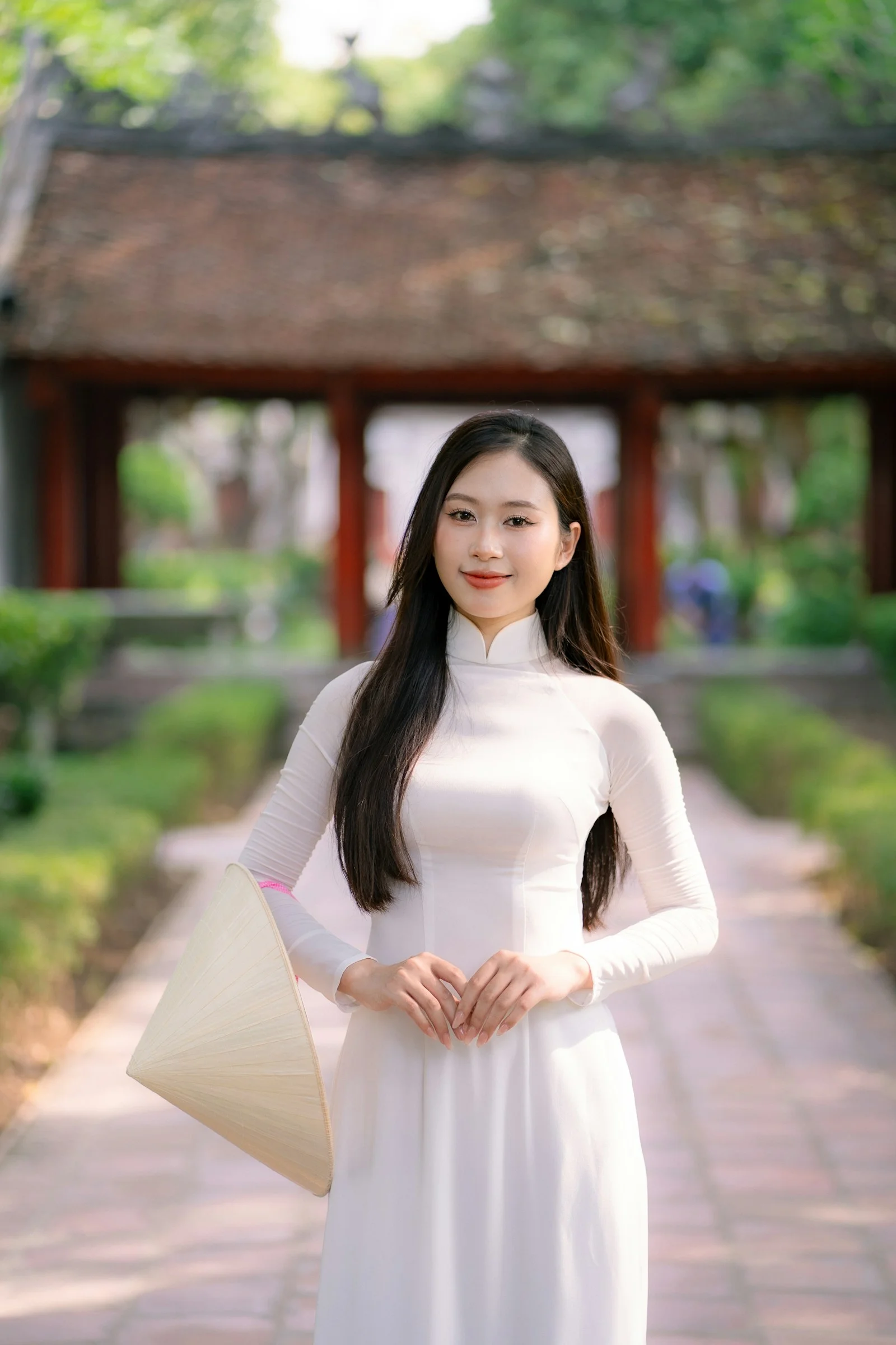 一位身穿白衣的女士在宁静的地方摆姿势