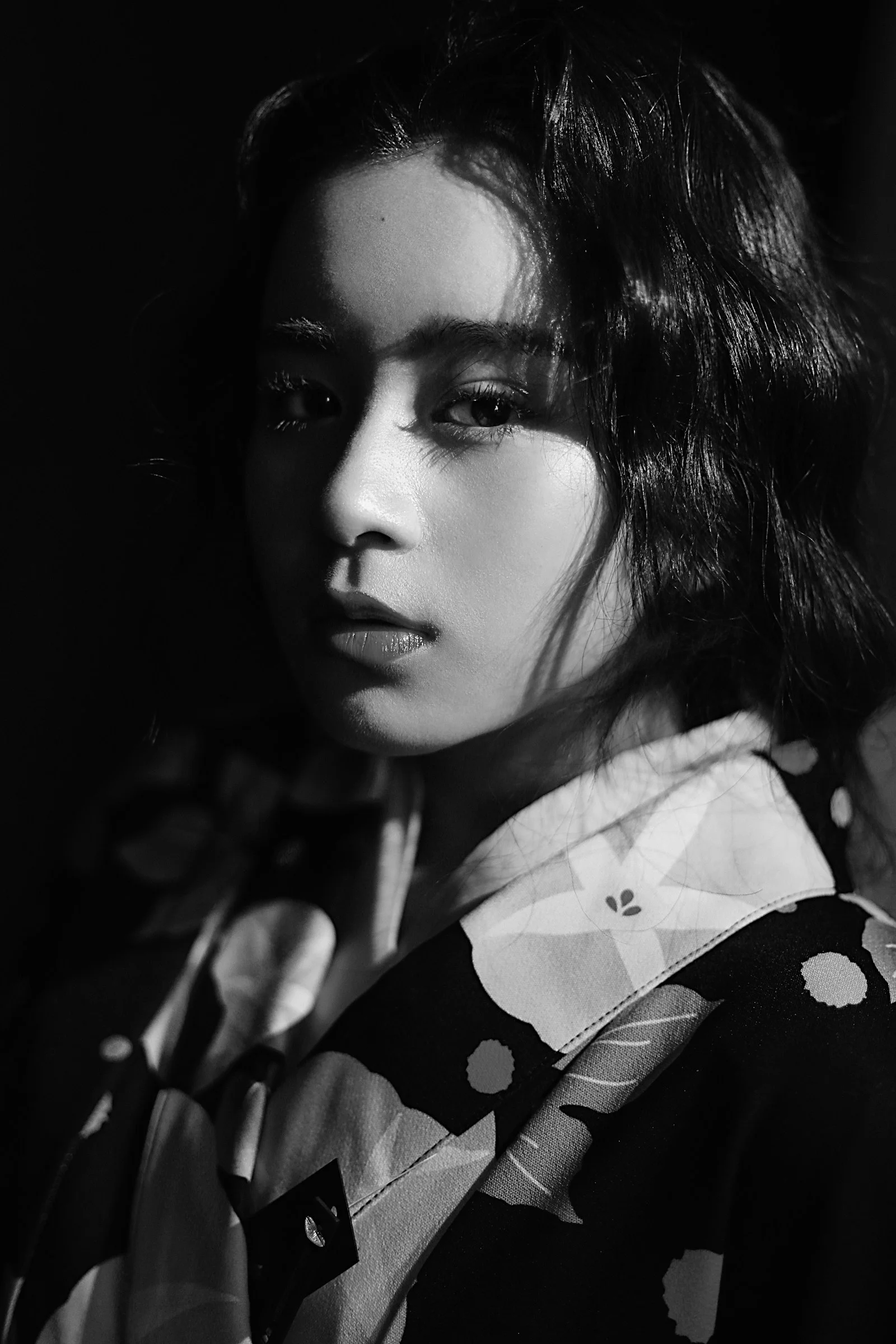 穿黑白花卉衬衫的女人