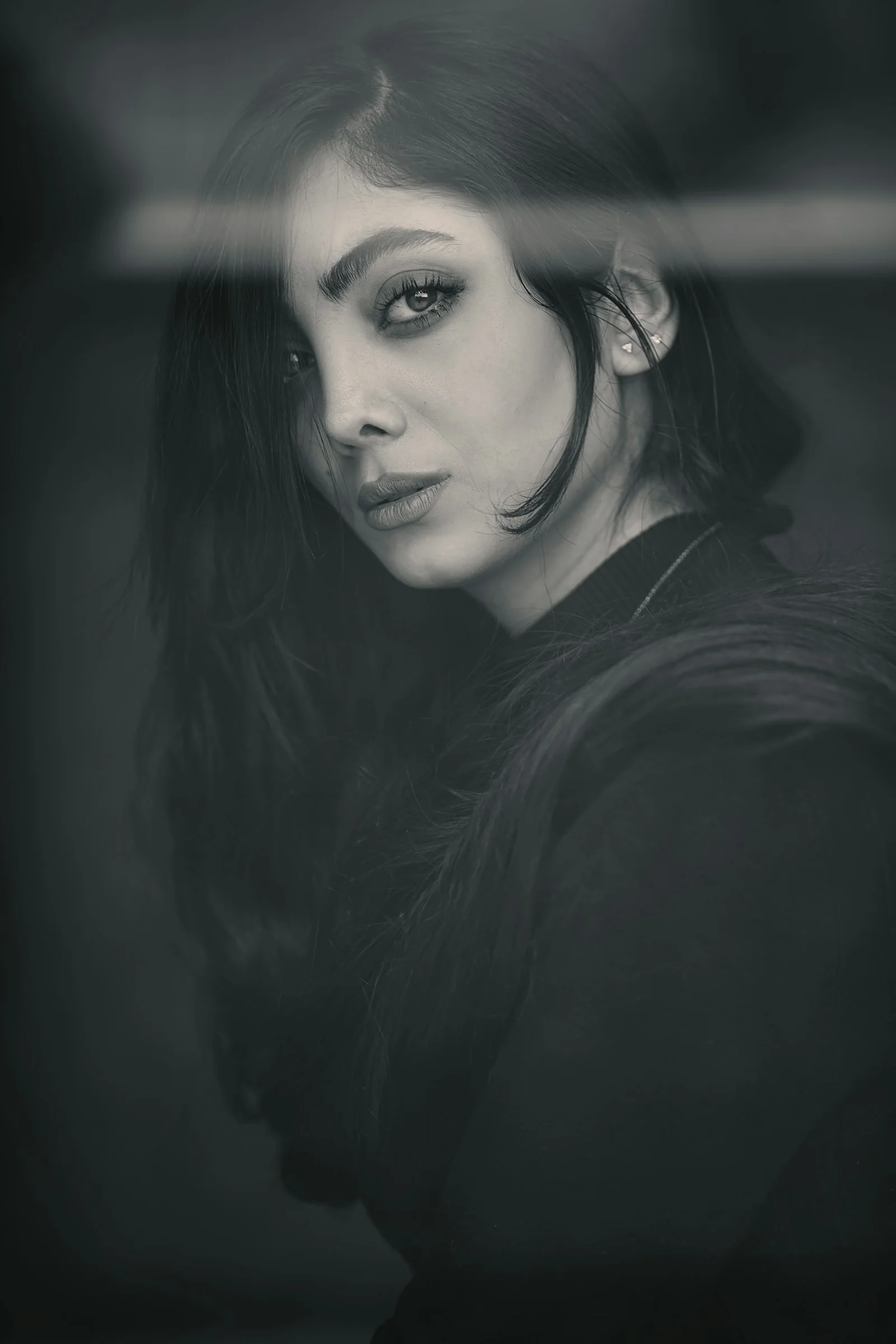 黑白照片中的女性