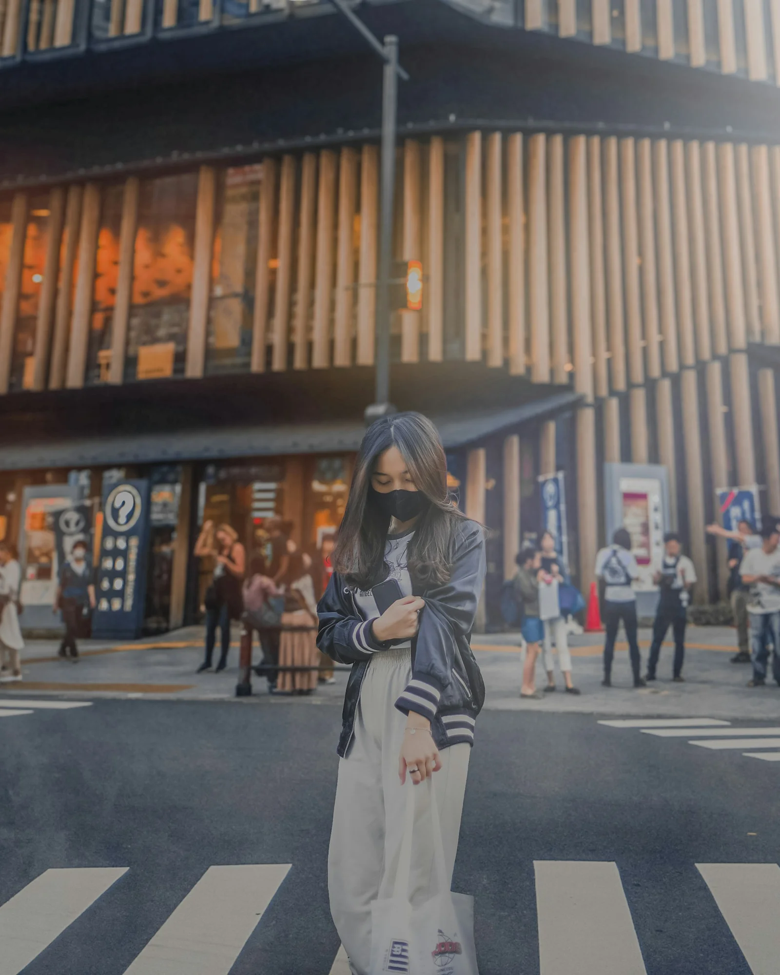一名戴口罩的女子正在过马路