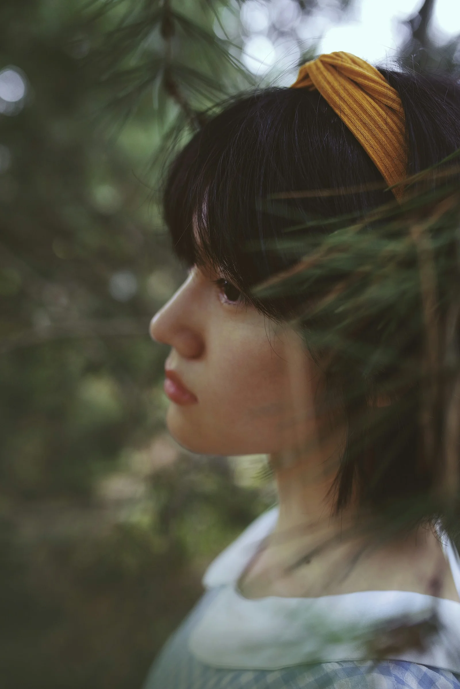 穿蓝白色上衣的女人