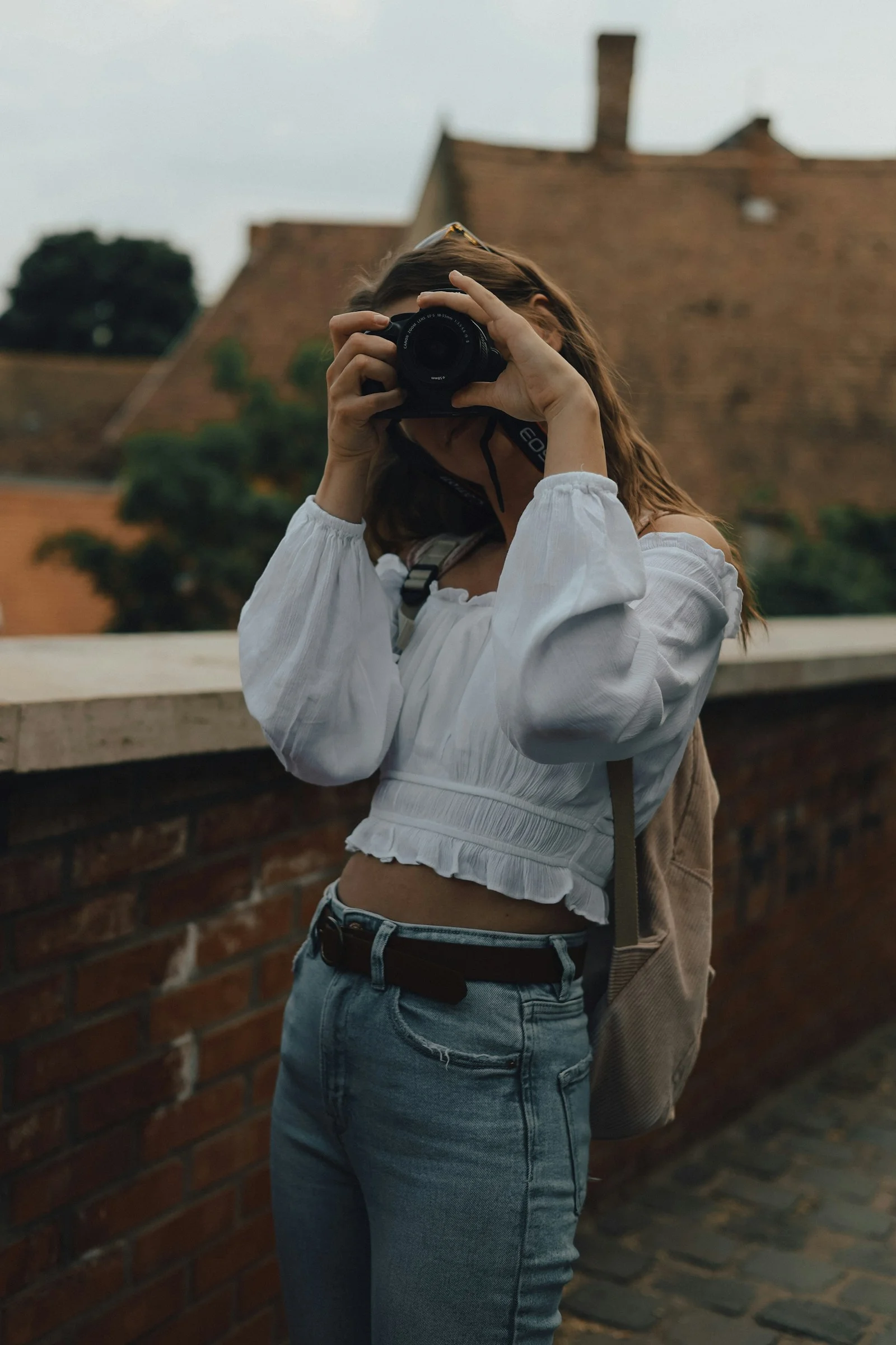 カメラで自分自身の写真を撮る女性