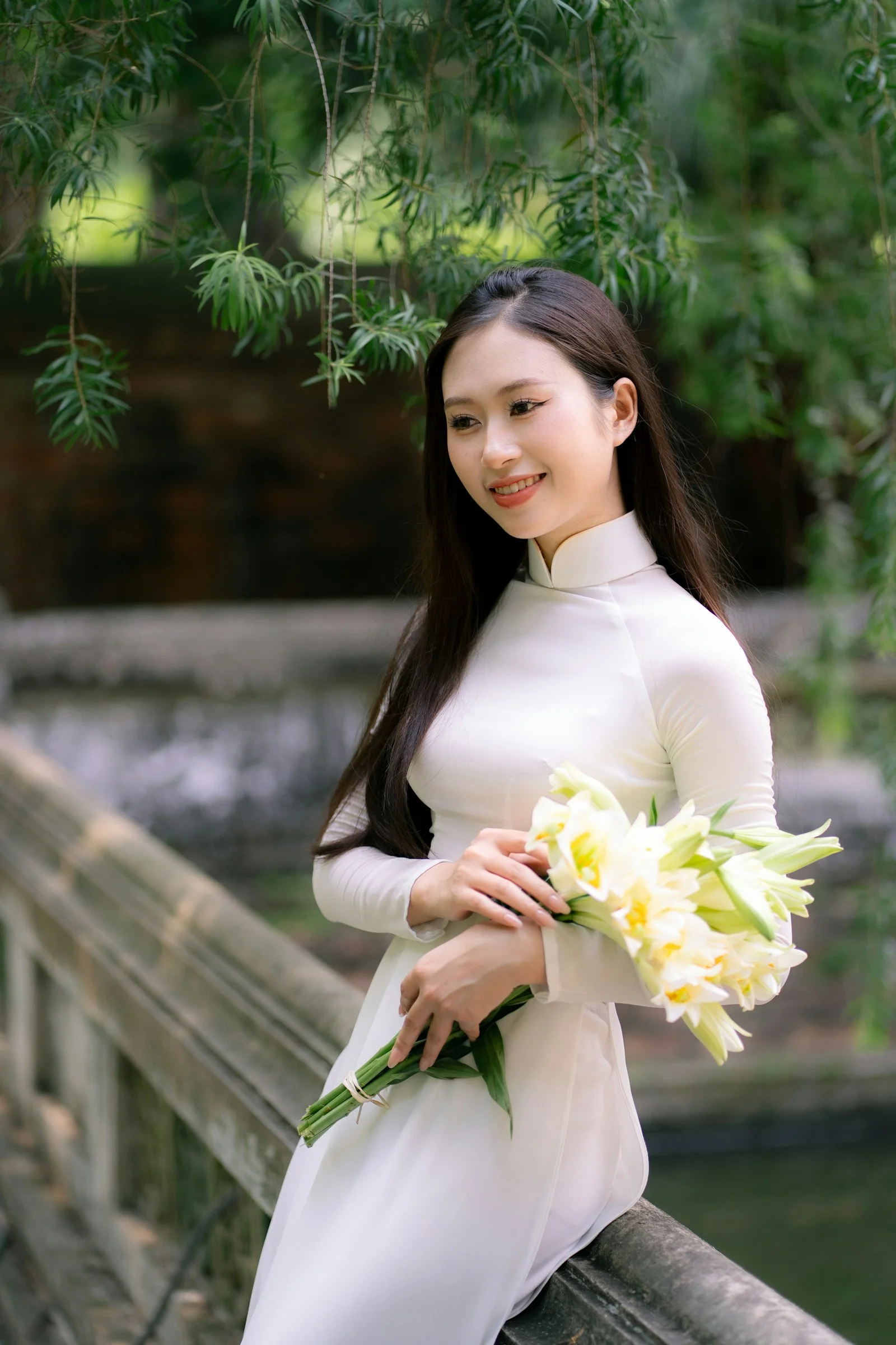 一位女人在户外微笑着捧着鲜花