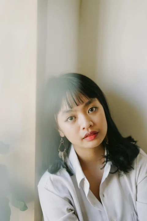 身穿白色翻领衬衫的女子