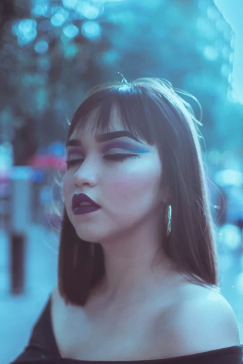 身穿黑色一字肩上衣的女士