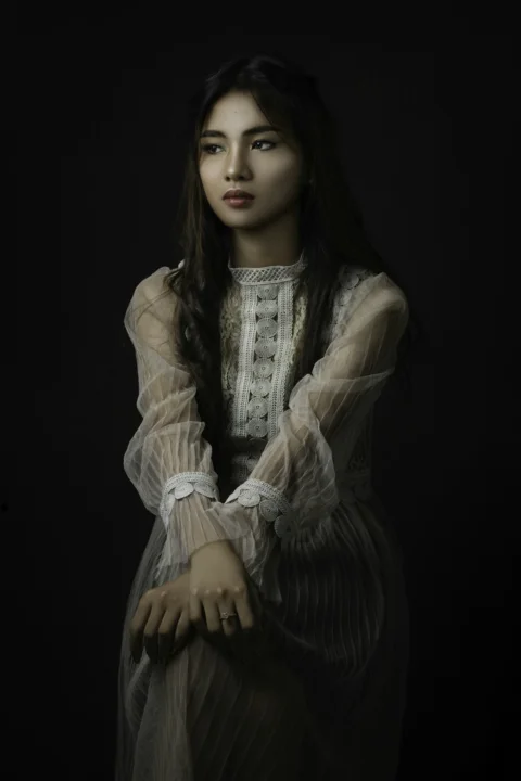 흰 긴소매 드레스를 입은 여성