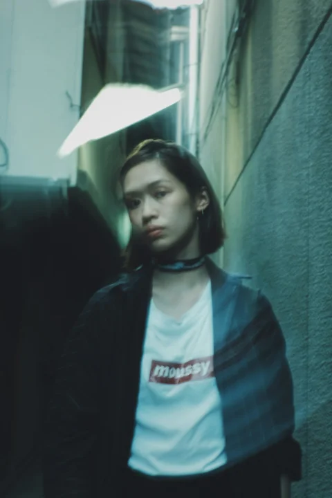 站在一栋建筑物前的女子
