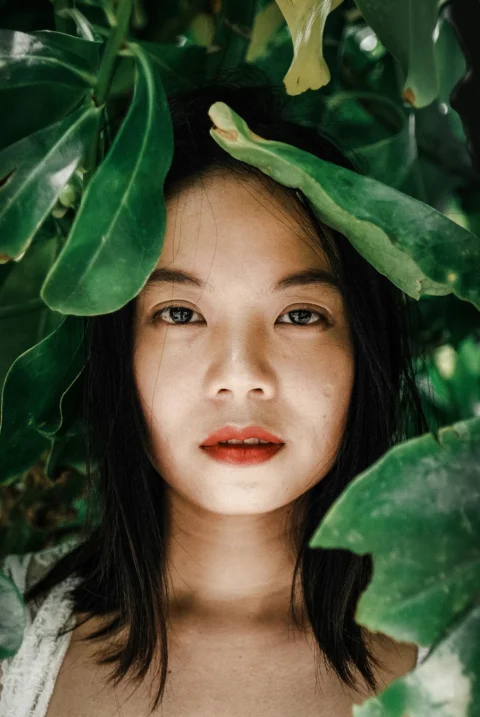 树旁的女性
