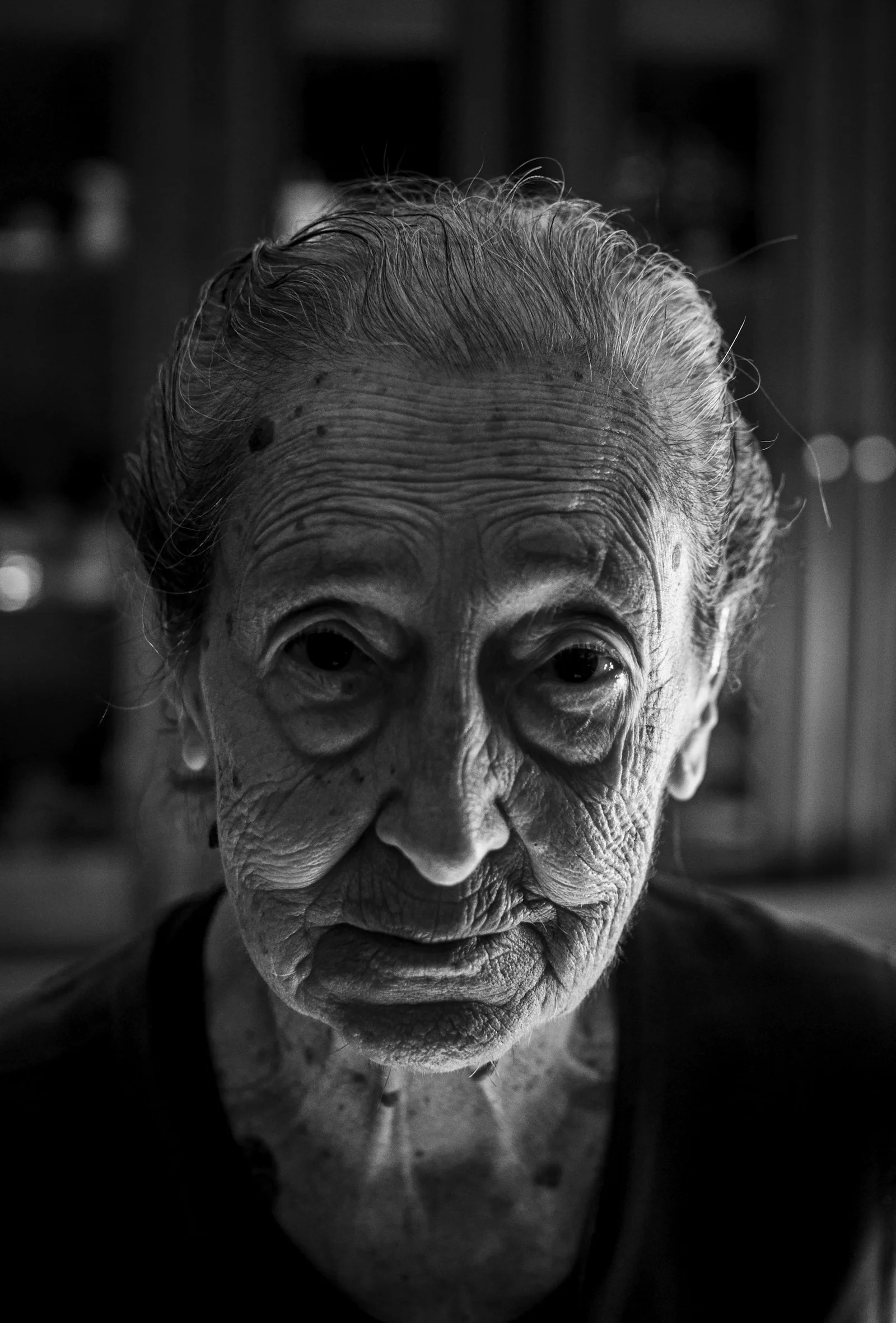 一位老年女子的黑白照片