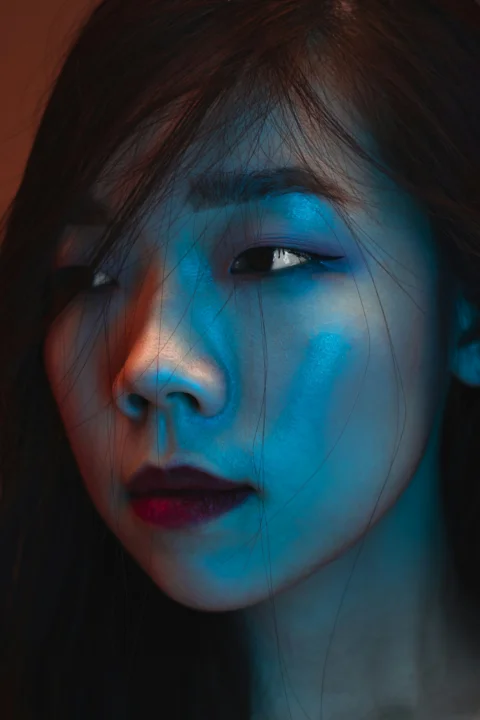파란 눈과 갈색 머리를 한 여성