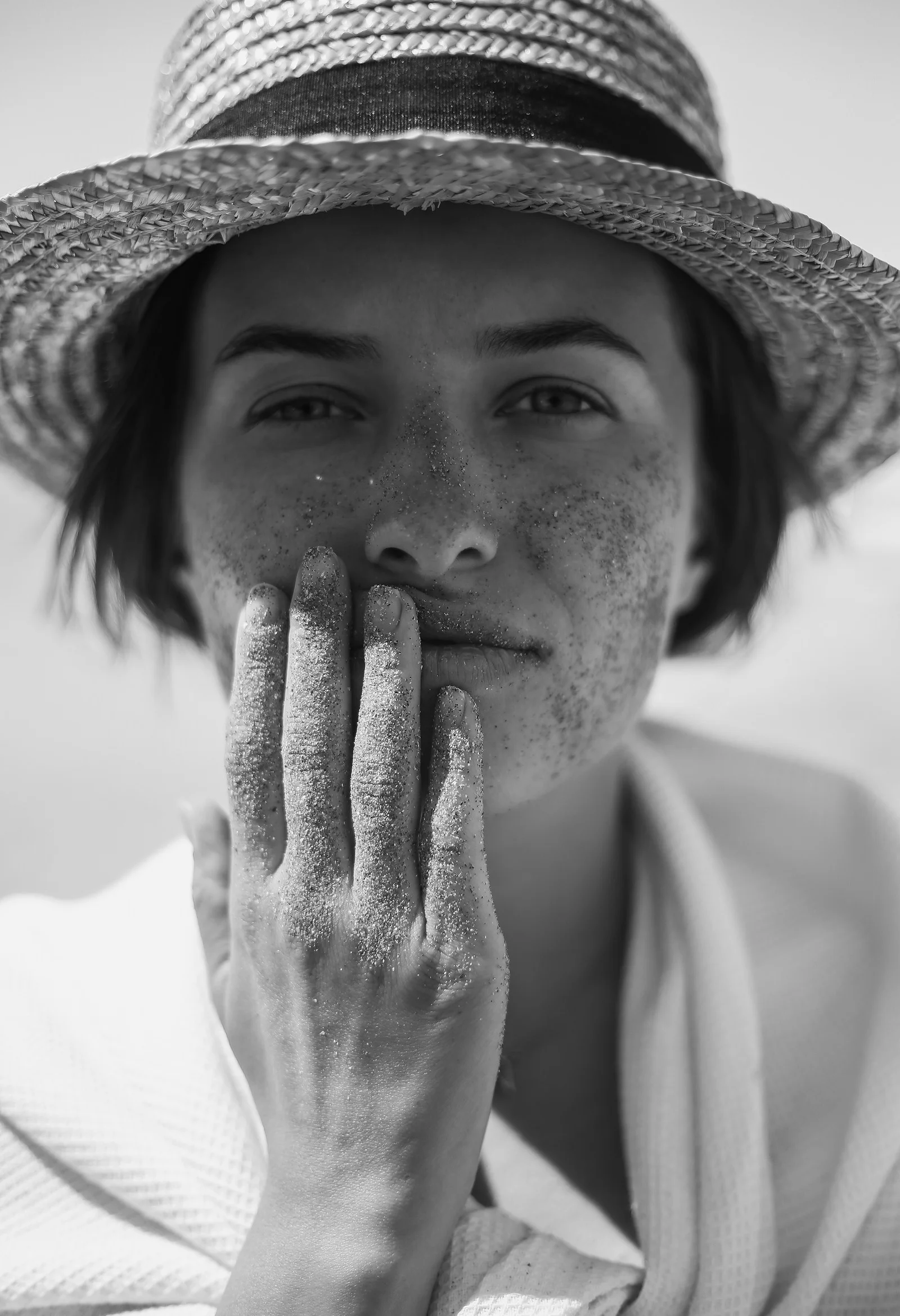 戴遮陽帽的女人的灰階攝影