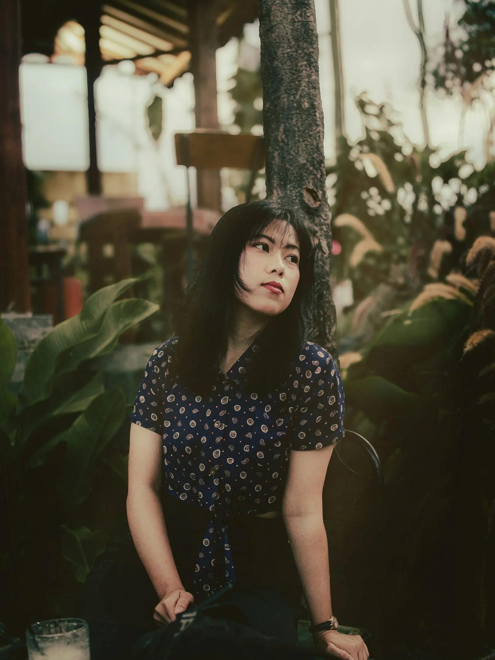 女人倚着树,陷入沉思