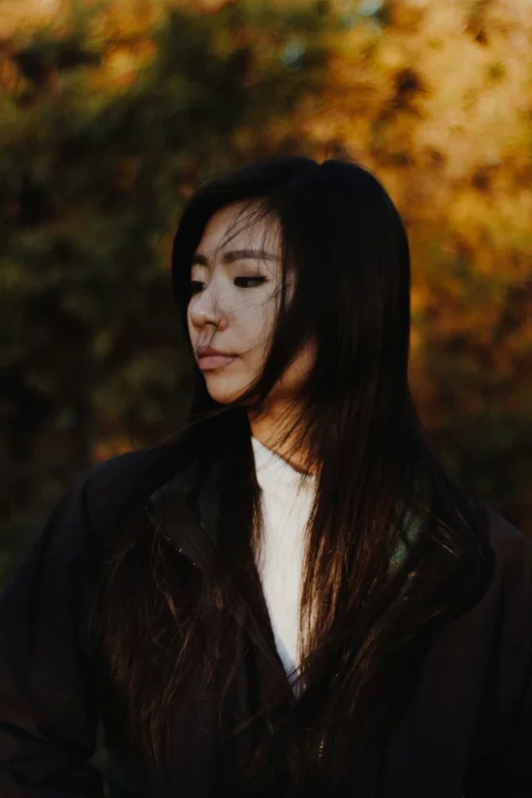 白天站在树下的女子
