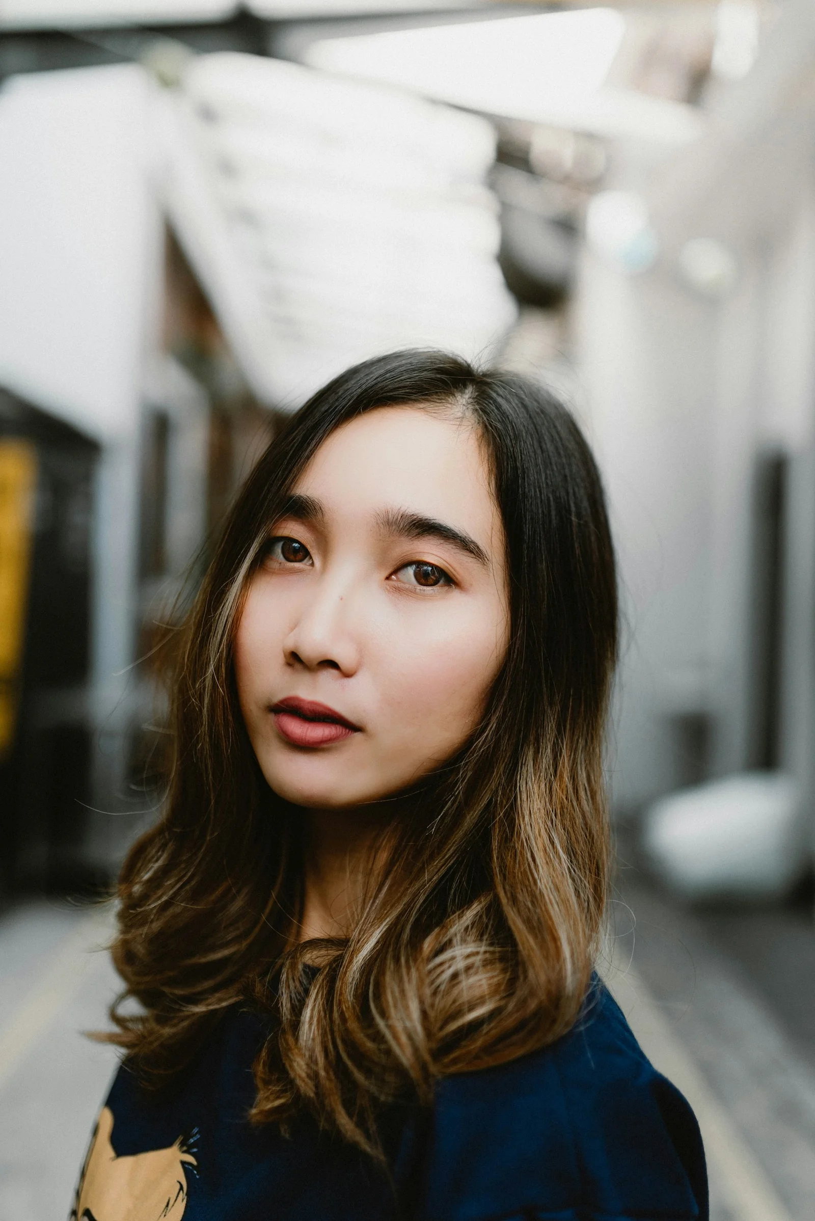 身穿藍色牛仔外套的女子