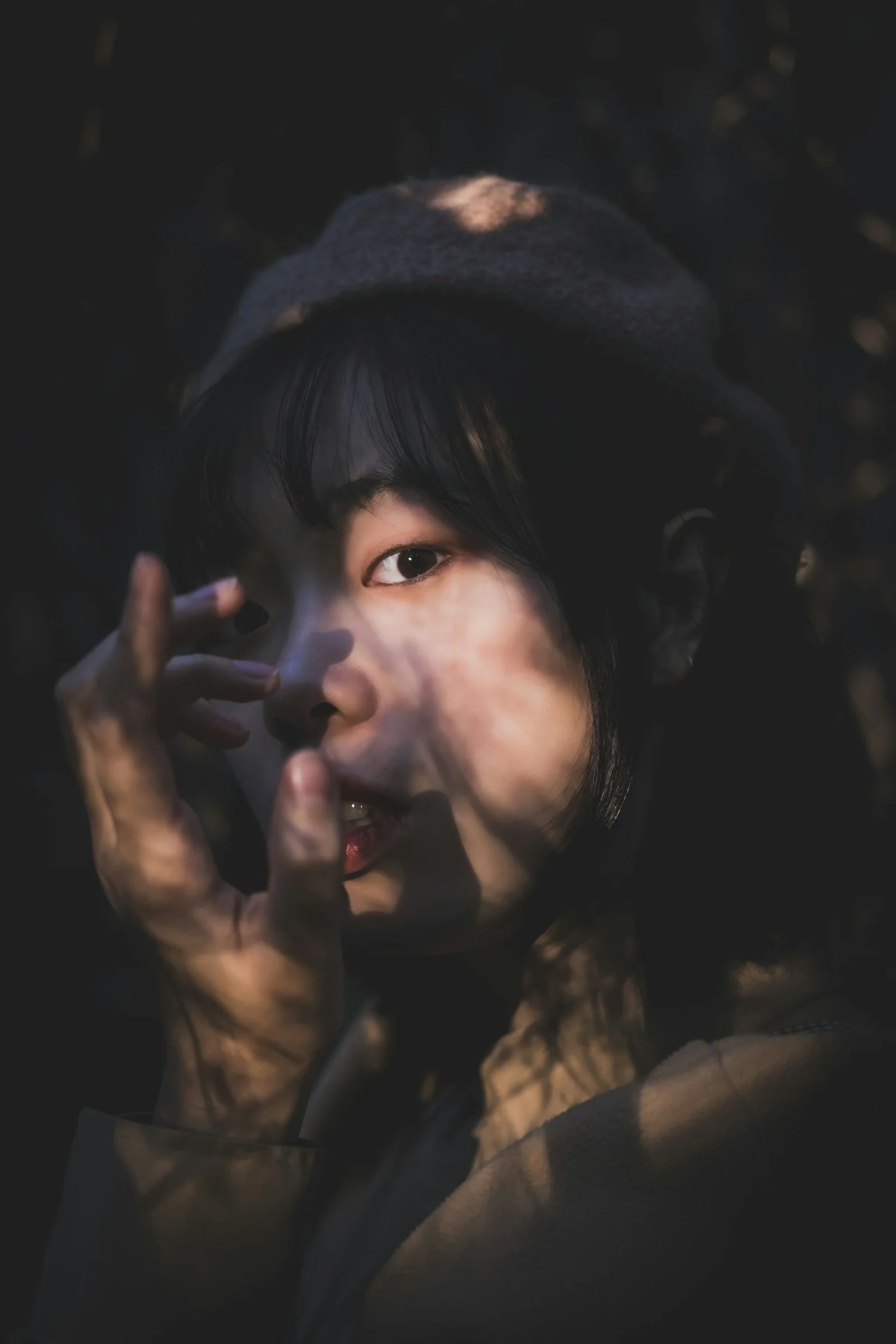 女人展示手的照片