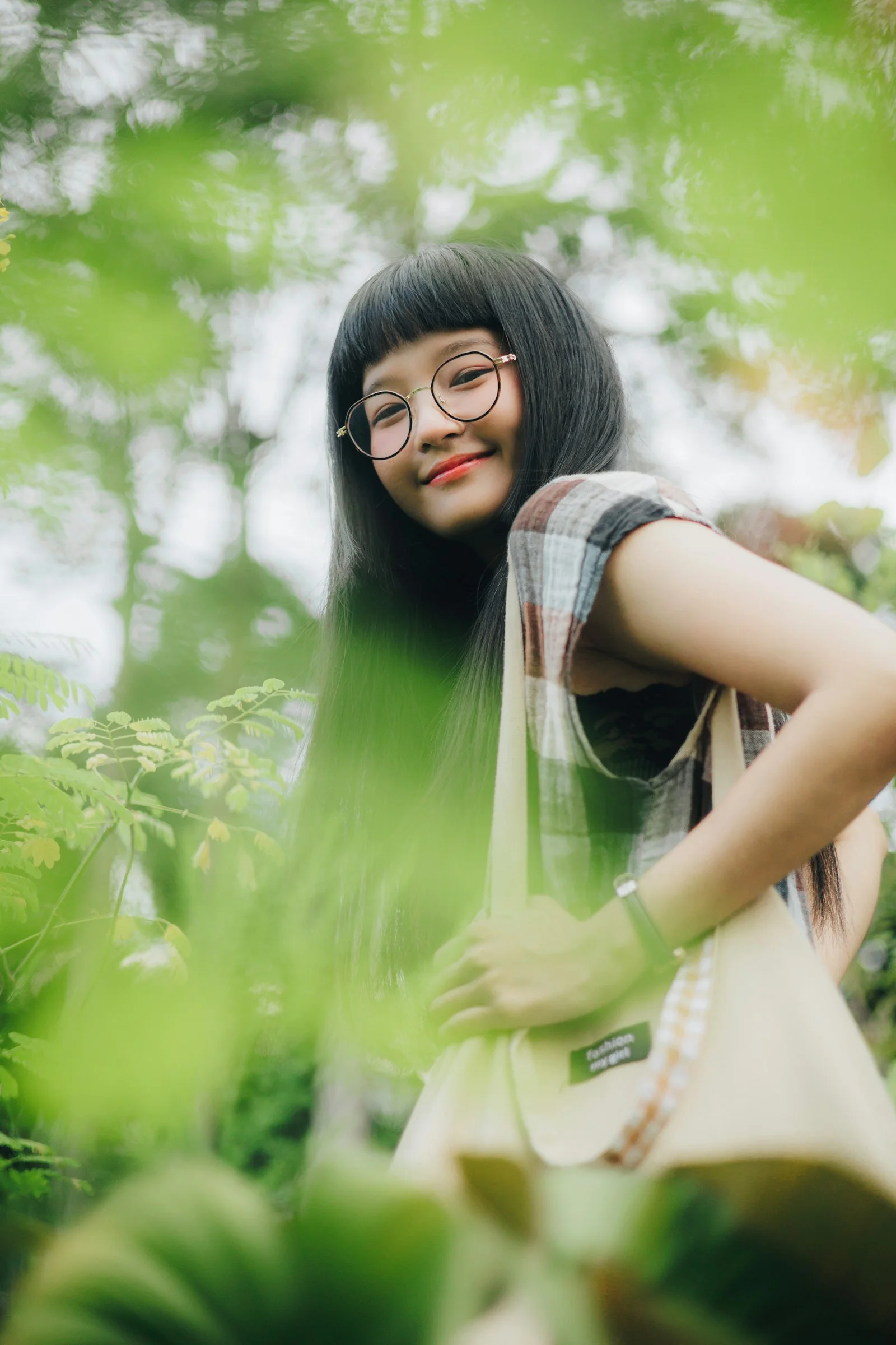 一位戴眼镜、拎着包的女人