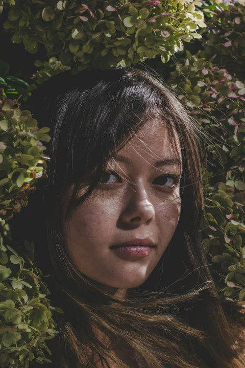 女子身穿棕色连衣裙