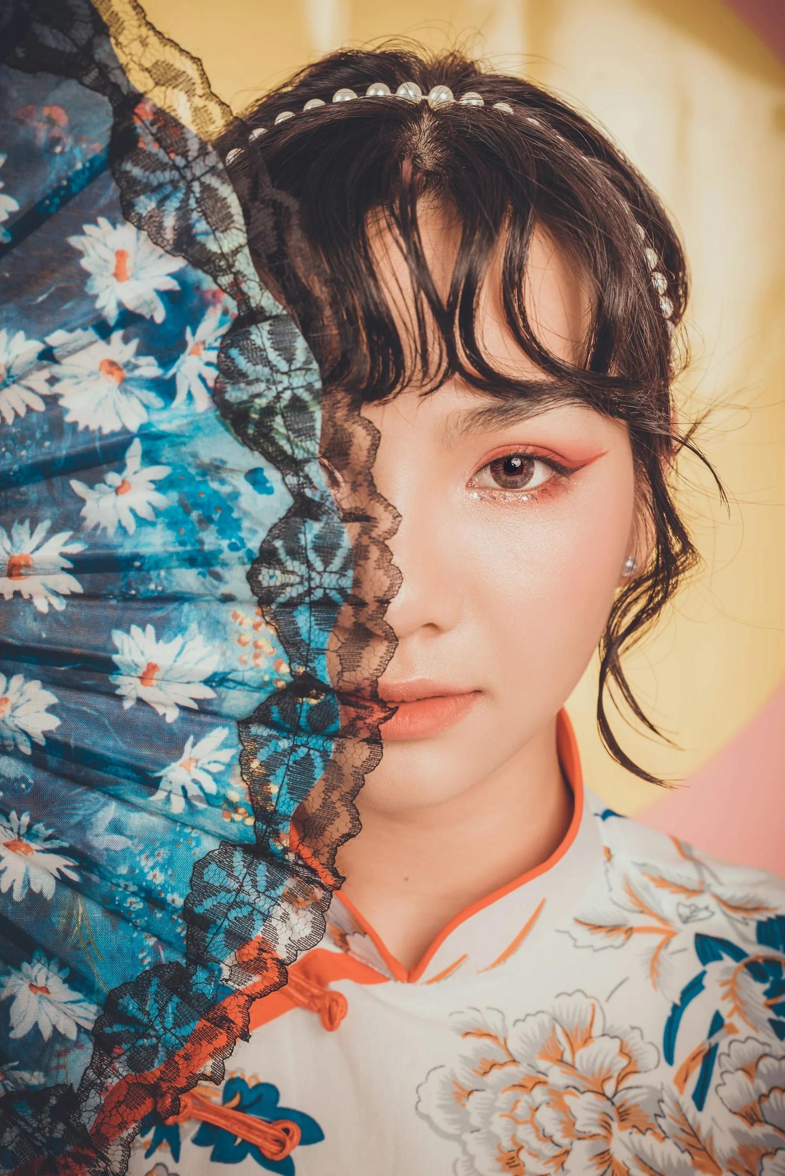 흰색, 파란색, 빨간색 꽃무늬 셔츠를 입은 여성