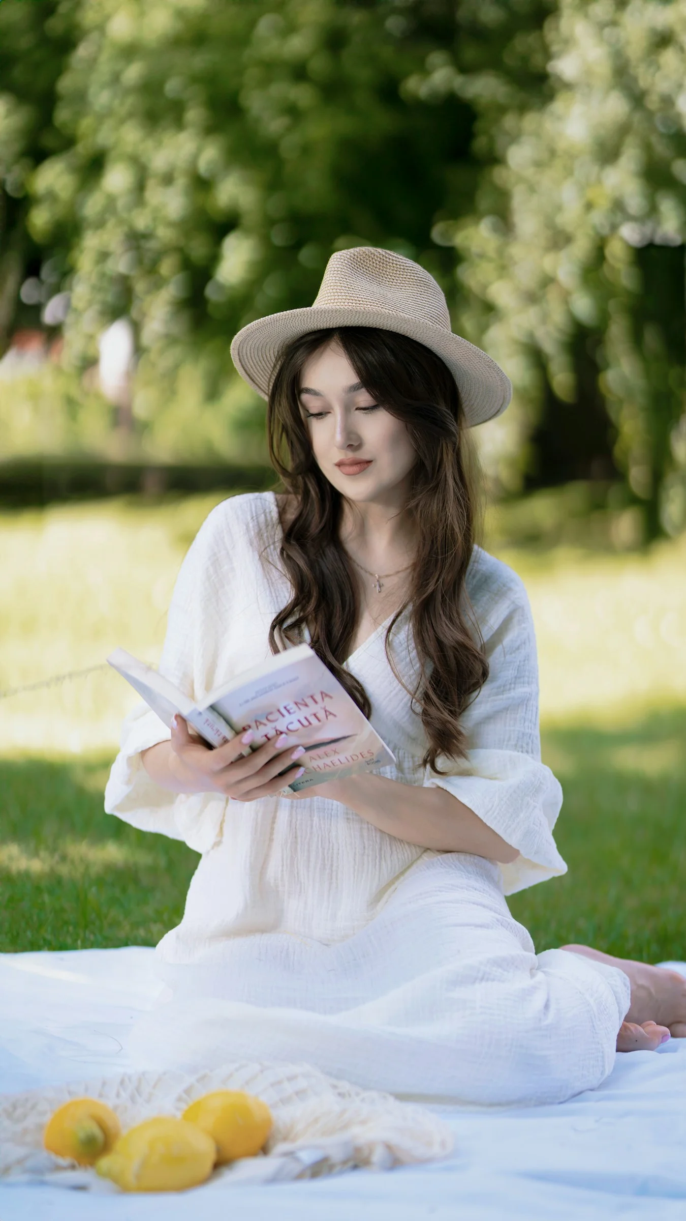 ブランケットの上に座って本を読む女性