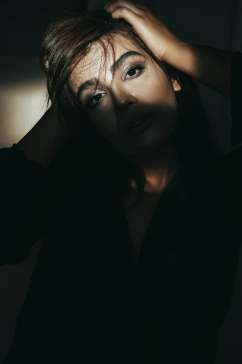 身穿黑色外套微笑的女子