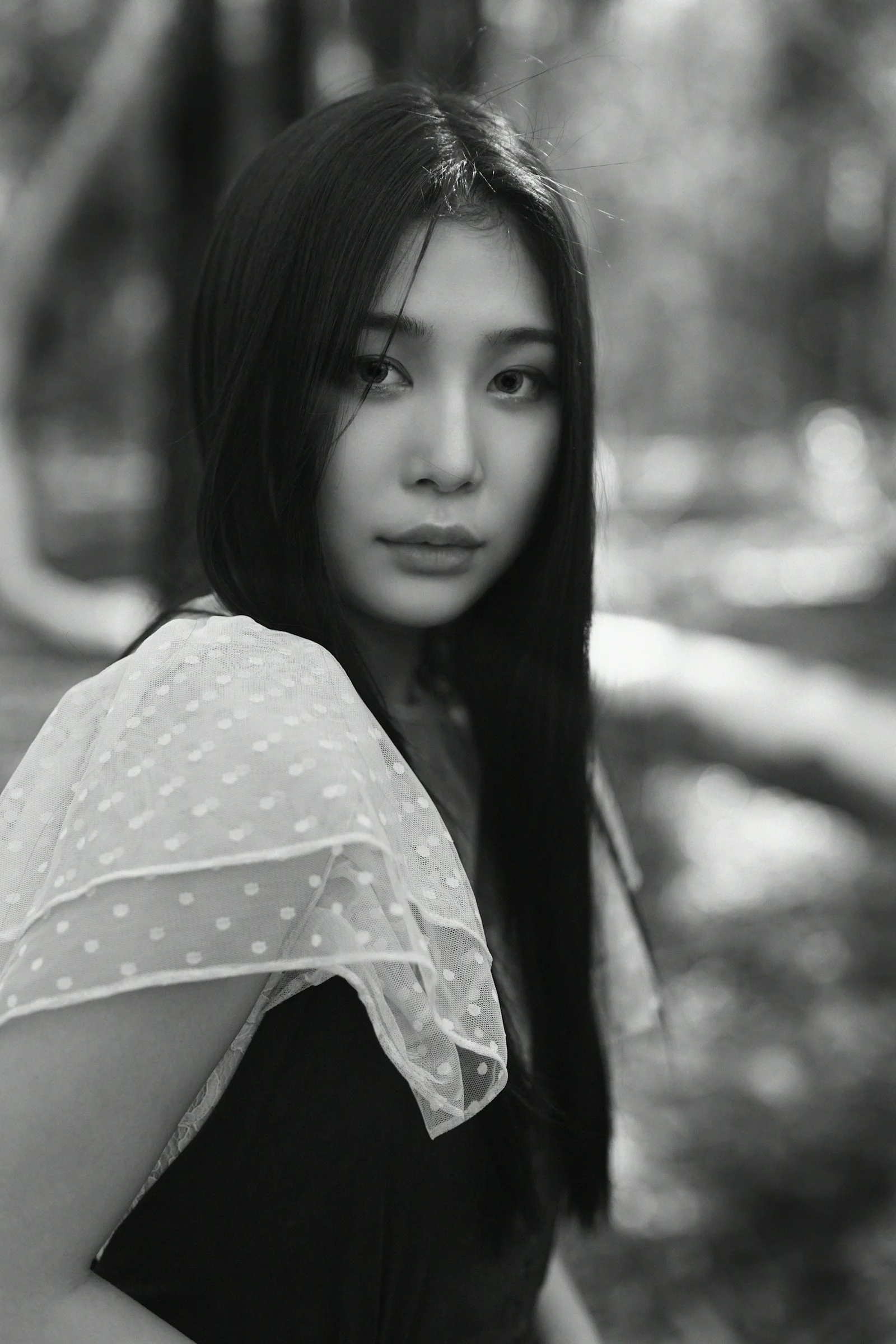 女人的灰度照片