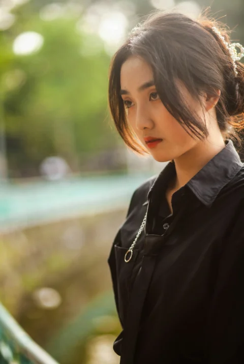 穿黑色翻领衬衫的女人