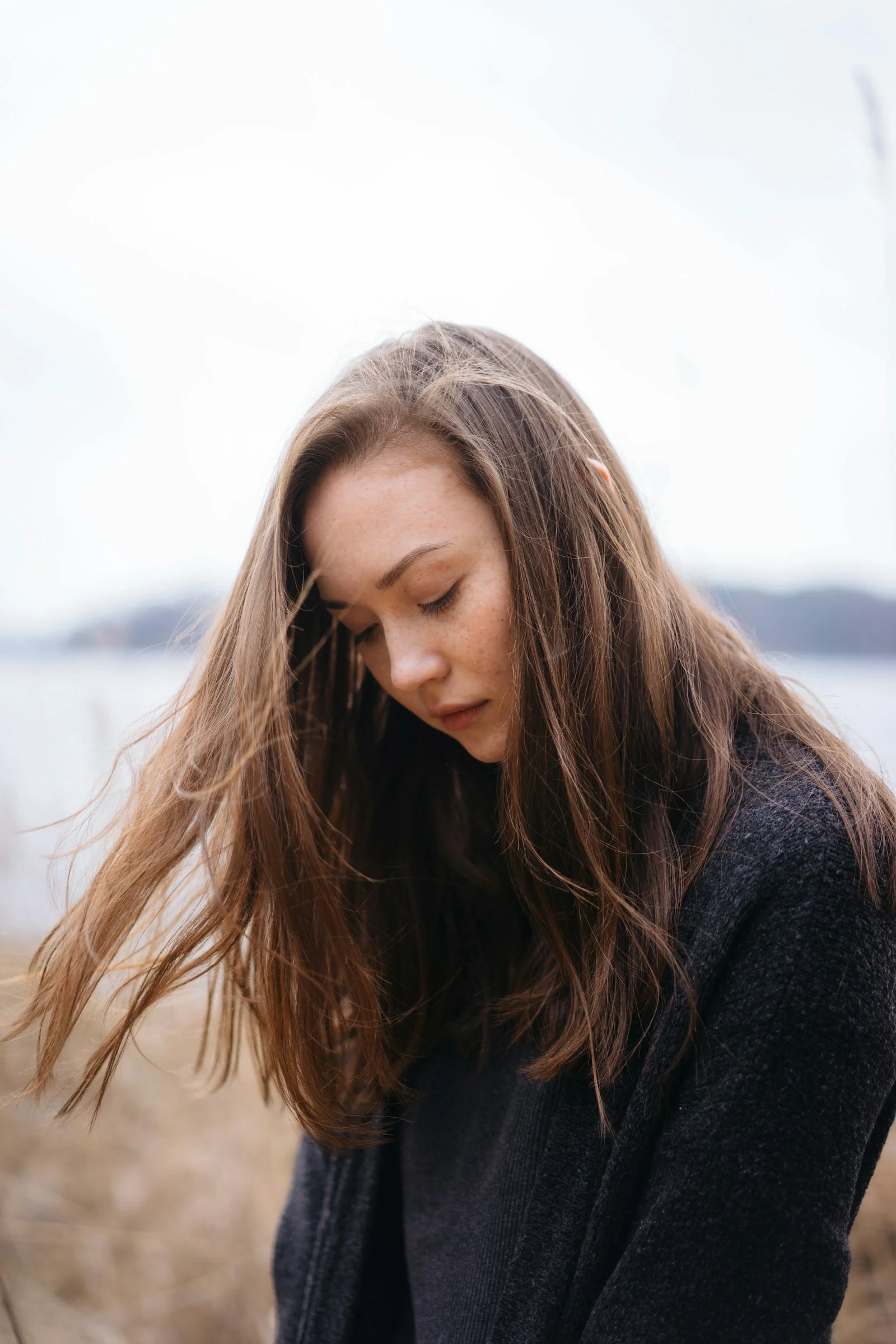 穿着黑色夹克的女子
