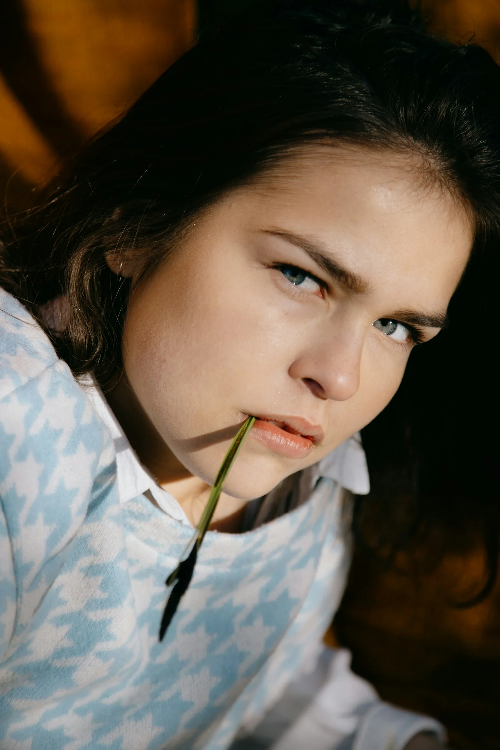 身穿白蓝碎花衬衫的女子