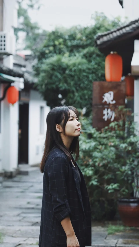 站在植物旁的女子
