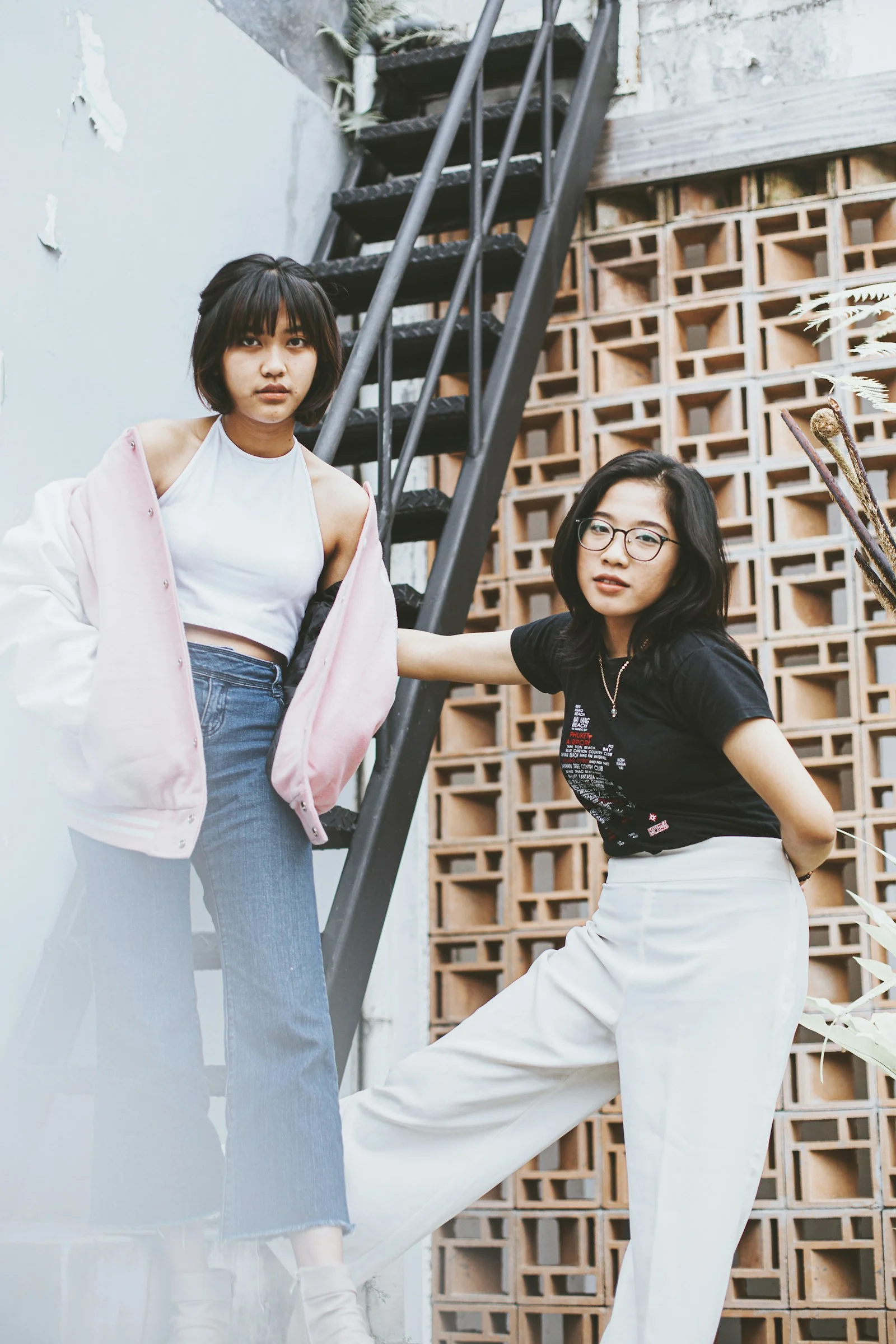 两位女子并肩站在楼梯附近