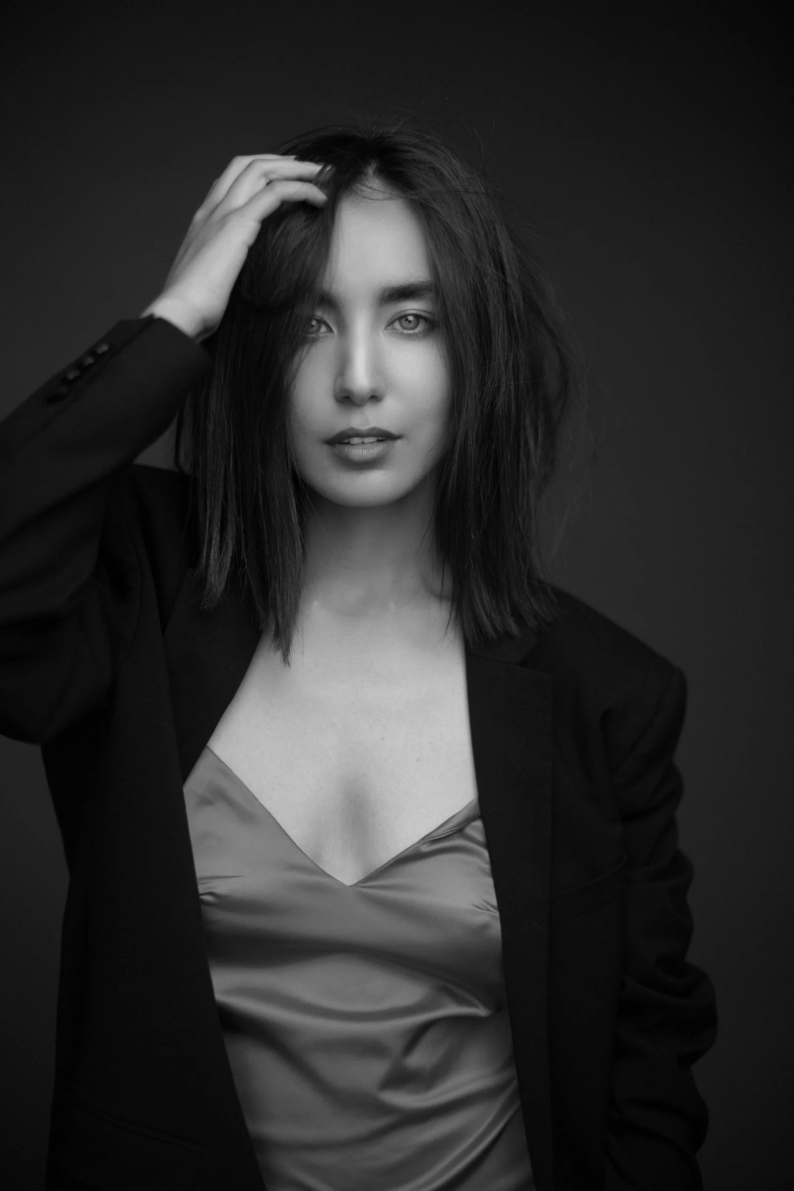 손을 머리에 얹은 인물