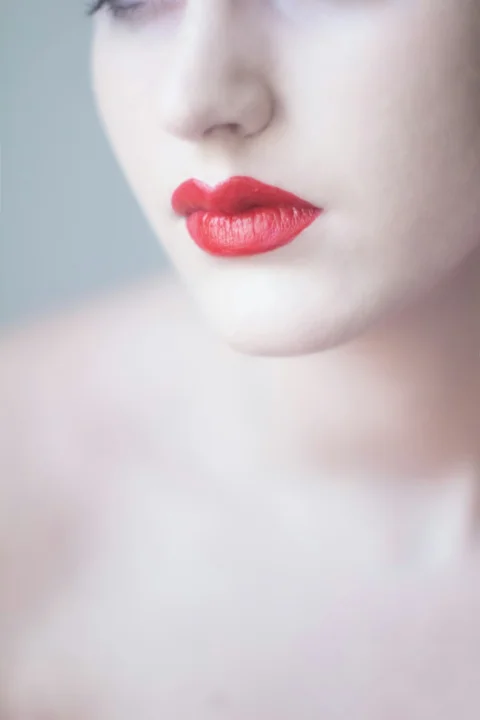 오렌지색 립스틱을 바른 여성