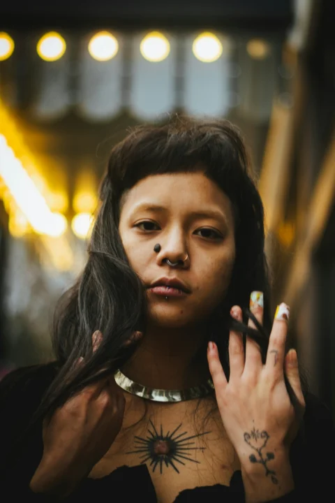 胸部有太阳纹身的女人