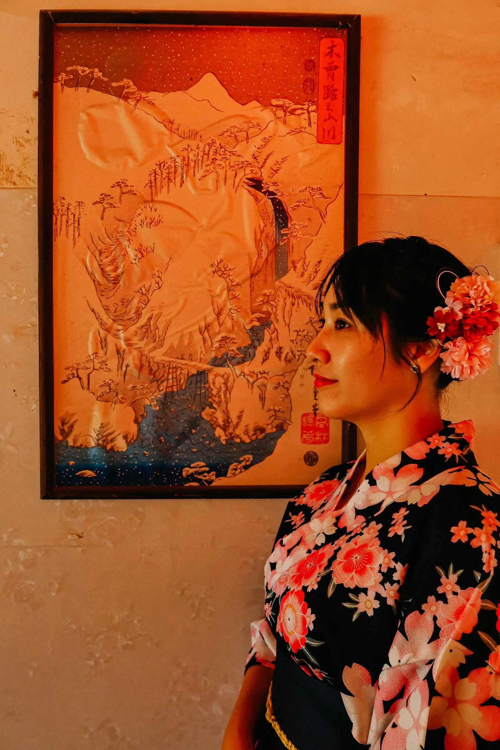 身穿黑白紅花卉洋裝的女子