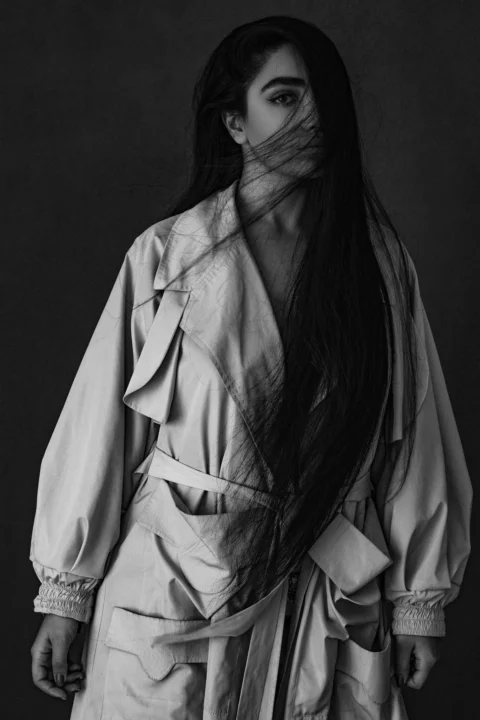 灰階攝影中身穿白色長袍的女子