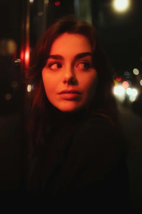 夜晚站在路邊的女子