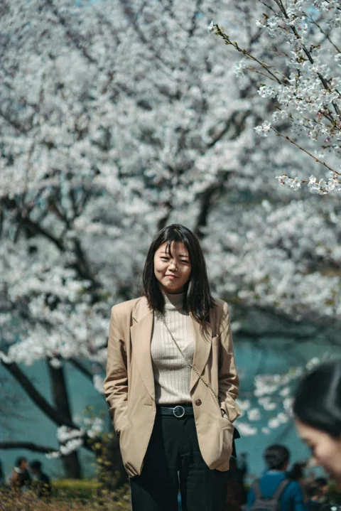 身穿棕色西装外套的女子