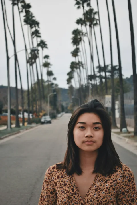在街上穿着碎花连衣裙的女人