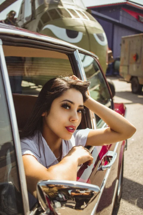 車内に座る女性
