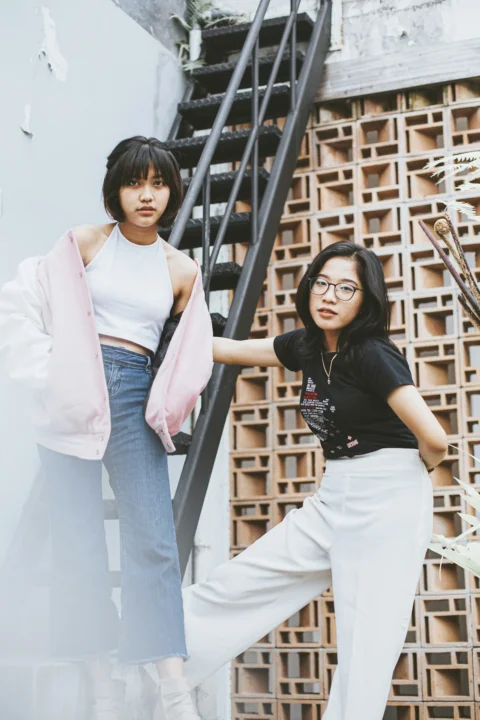 两位女子并肩站在楼梯附近