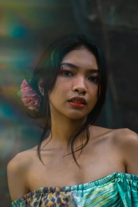 耳边戴着红花的女子